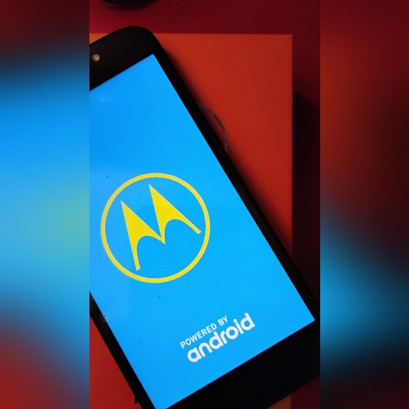 Moto E5 Play w/ Box - Picture 2 of 3